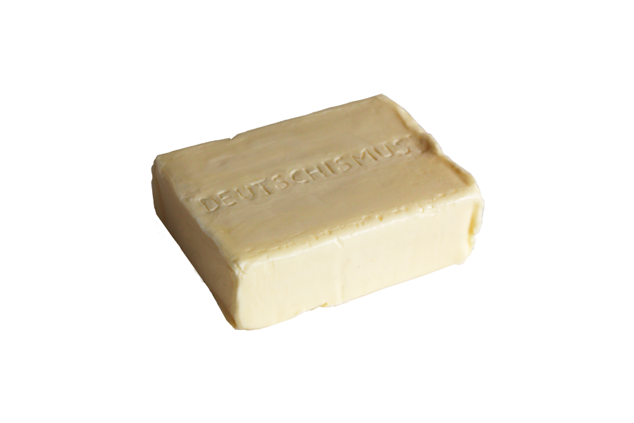 Ein Stück Butter mit der Prägung DEUTSCHISMUS